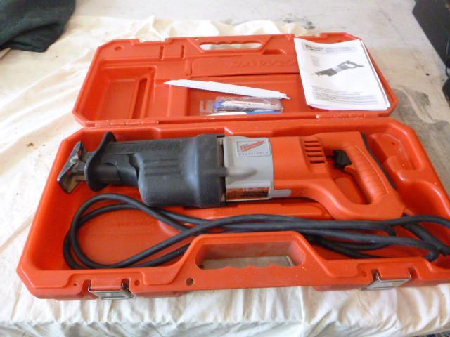 lot 21 image: Milwaukee Heavy Duty Orbital Sawzal...