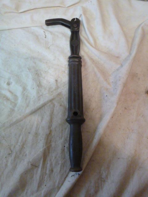 lot 225 image: Nail Puller...