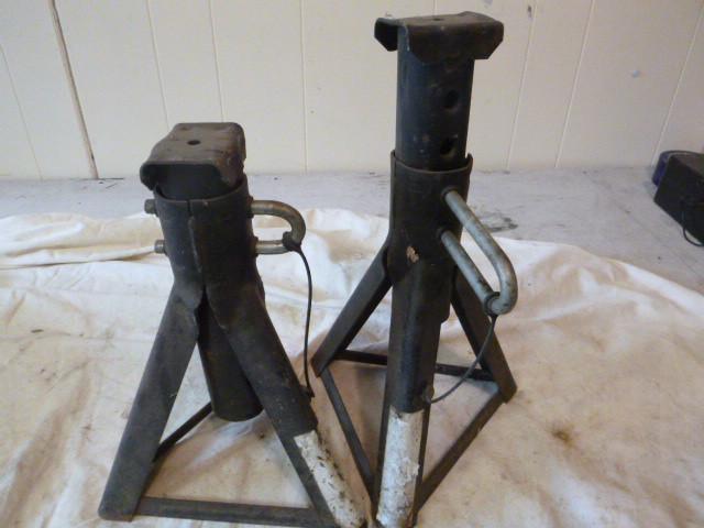lot 243 image: 2 Jack Stands...