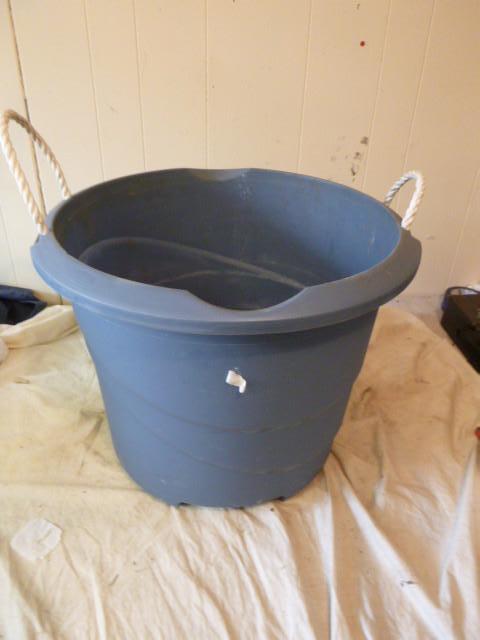 lot 322 image: 18 Gallon Bucket 1 broken handle...