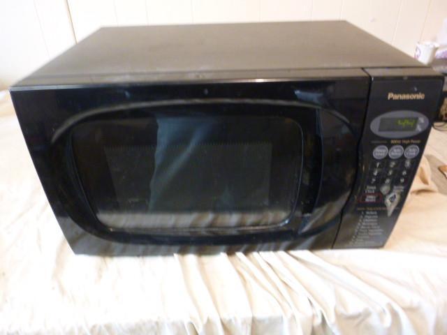 lot 337 image: Panasonic Microwave Tested and work...