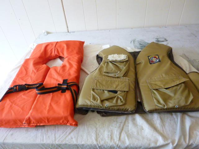 lot 89 image: Stearns Fishing Vest (large) and Or...