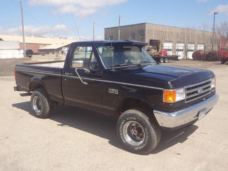lot 1 image: 1990 Ford F.150 XLT Lariat Short Bo...