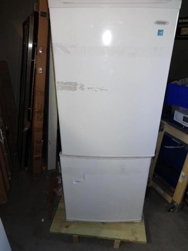 DANBY MEDIUM SIZE REFRIGERATOR IN W...