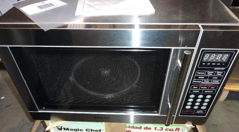 MAGIC CHEF 1.3 CU.FT. 1100 W STAINL...