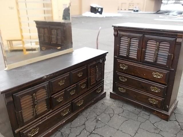 lot 1 image: Triple Dresser (64x19x32), Mirror (...