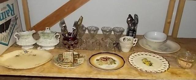 lot 14 image: Lot of Vintage Dishware- Advertisin...