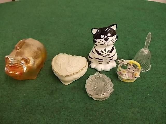 lot 17 image: Glass Pig Bank, Trinket Boxes, Figu...