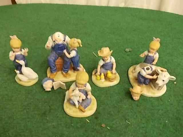 lot 32 image: &quotDenim Days" Figurines (n...
