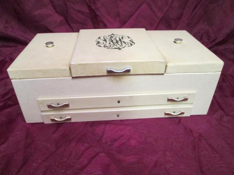 lot 102 image: Large vintage jewelry box with seve...