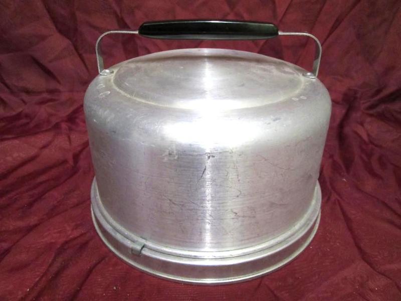 lot 119 image: Vintage cake pan with cover....