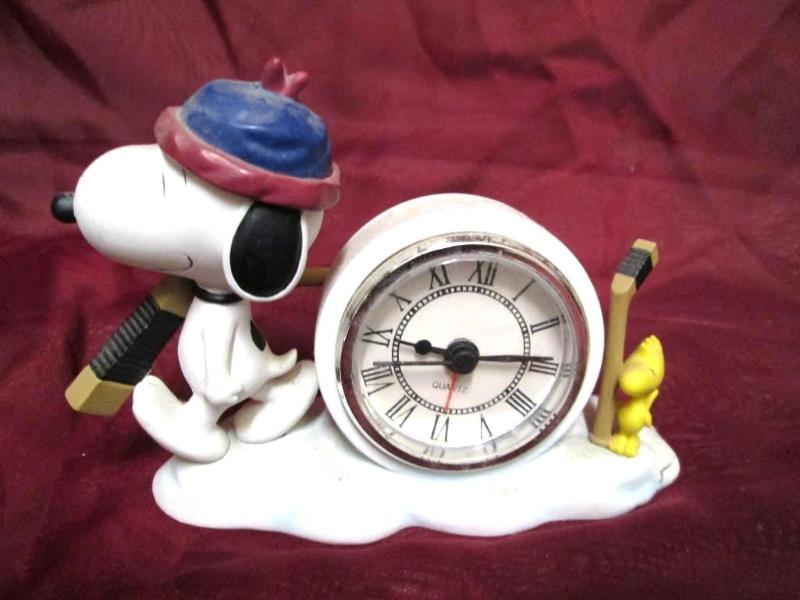 lot 124 image: Snoopy and Woodstock quartz clock f...