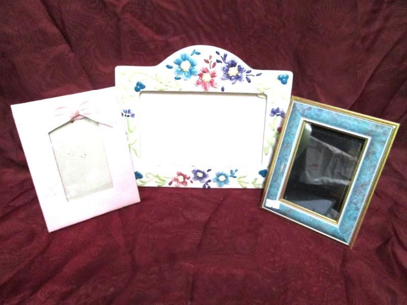 lot 125 image: Lot of nice picture frames measurin...