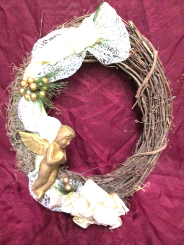 lot 131 image: Nice grape vine wreath with lace an...