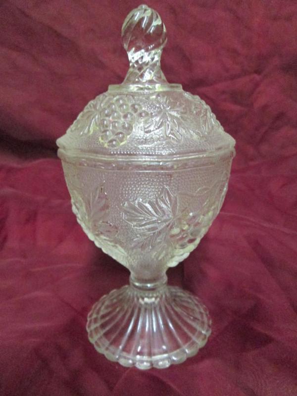 lot 143 image: Vintage mottled glass sugar bowl. E...