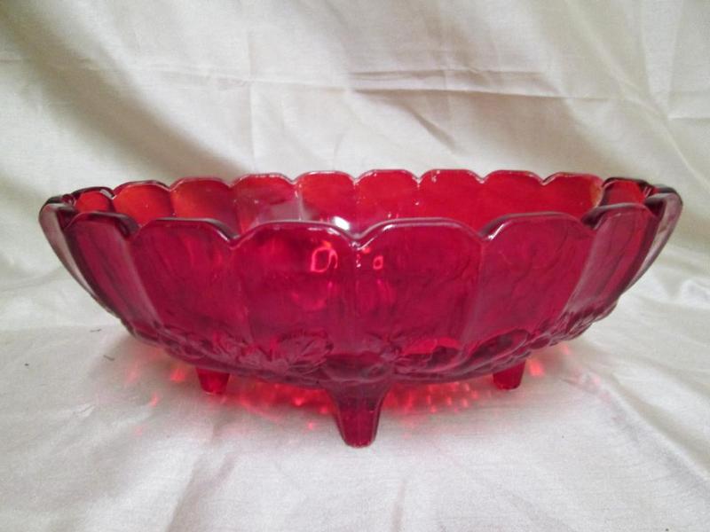 lot 171 image: Vingtage red salad bowl. Fruit and ...