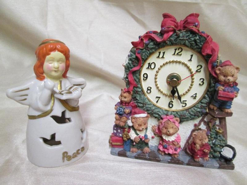 lot 172 image: Wreath clock with a family of bears...