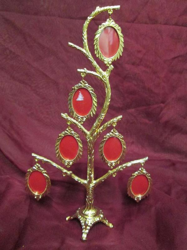 lot 179 image: Gold portrait tree. Holds 6 1 x 2 p...