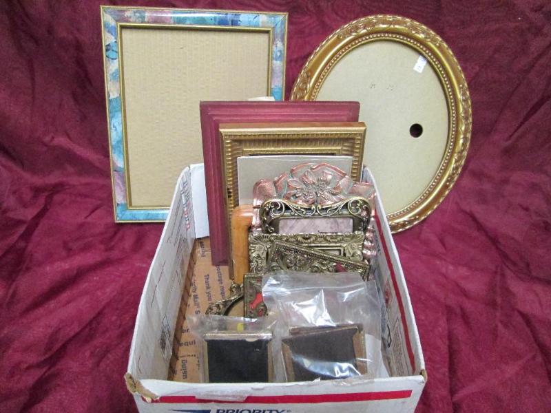 lot 31 image: Lot of approximately 20 picture fra...