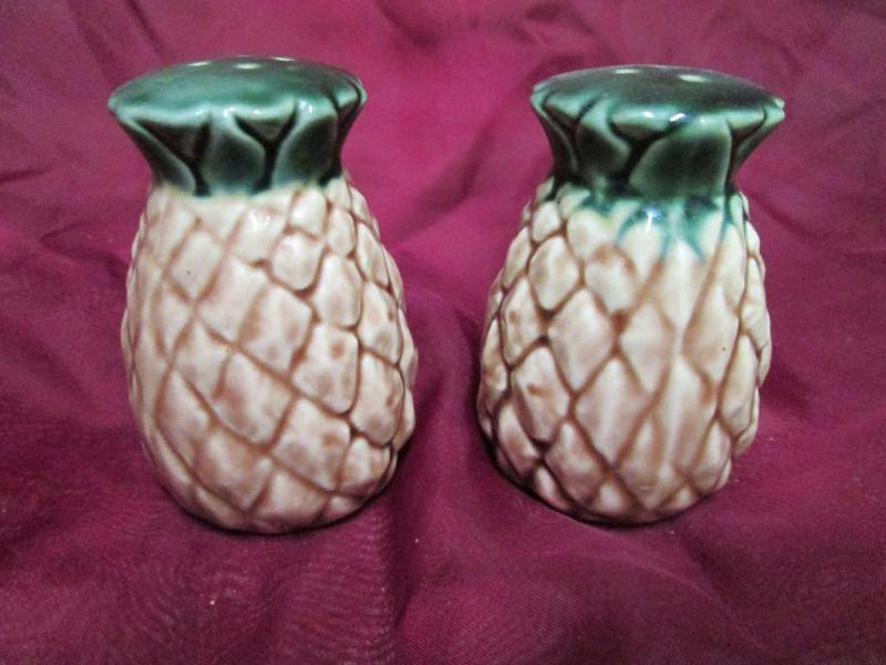 lot 34 image: Vintage pineapple shaped salt and p...