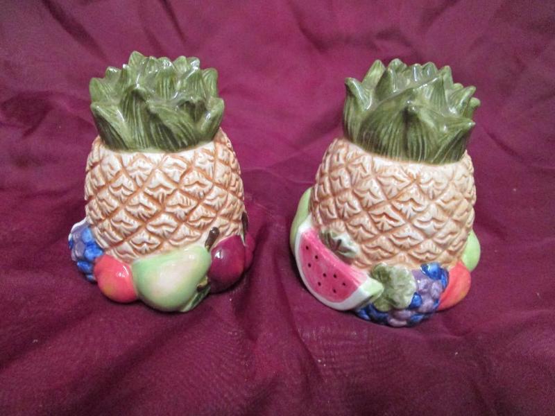 lot 36 image: Pineapple shaped salt and pepper sh...