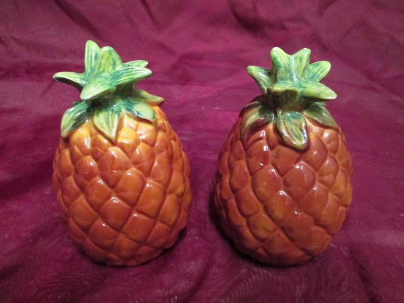 lot 39 image: Vintage pineapple shaped salt and p...