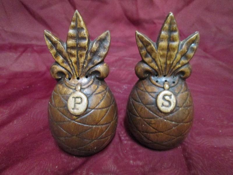 lot 40 image: Vintage wood look porcelain pineapp...