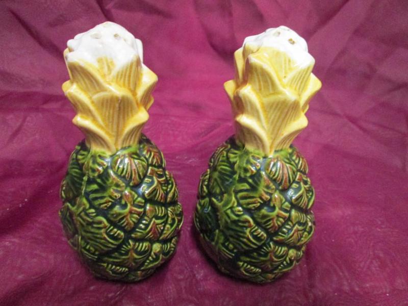lot 45 image: Pineapple shaped salt and pepper sh...