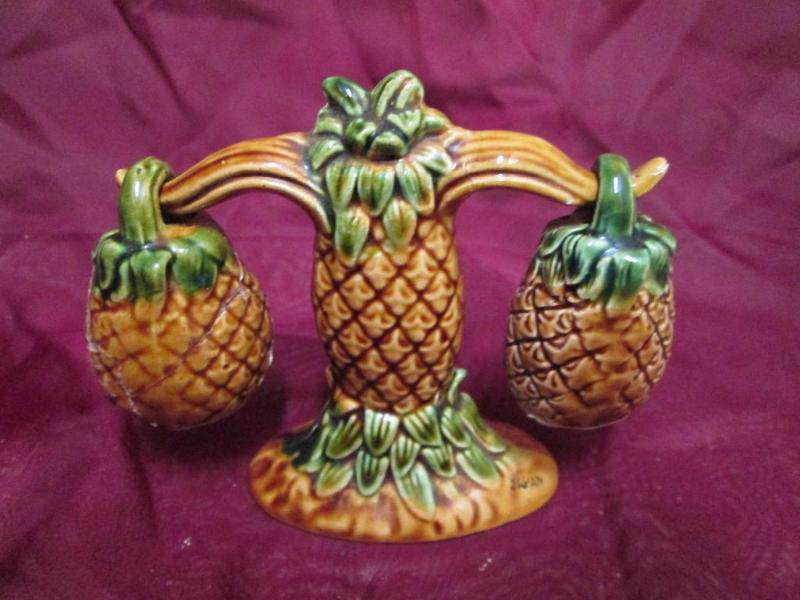 lot 46 image: Pair of pineapple shaped hanging sa...
