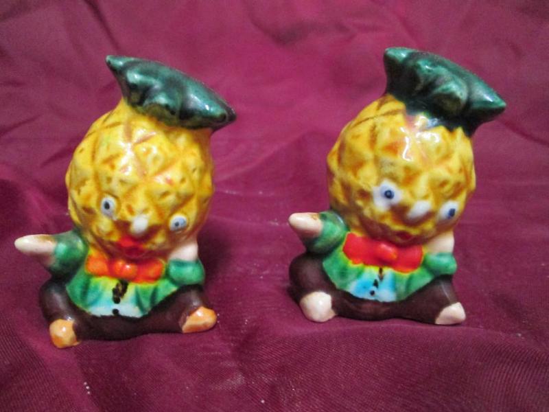 lot 49 image: Pair of pineapple people salt and p...