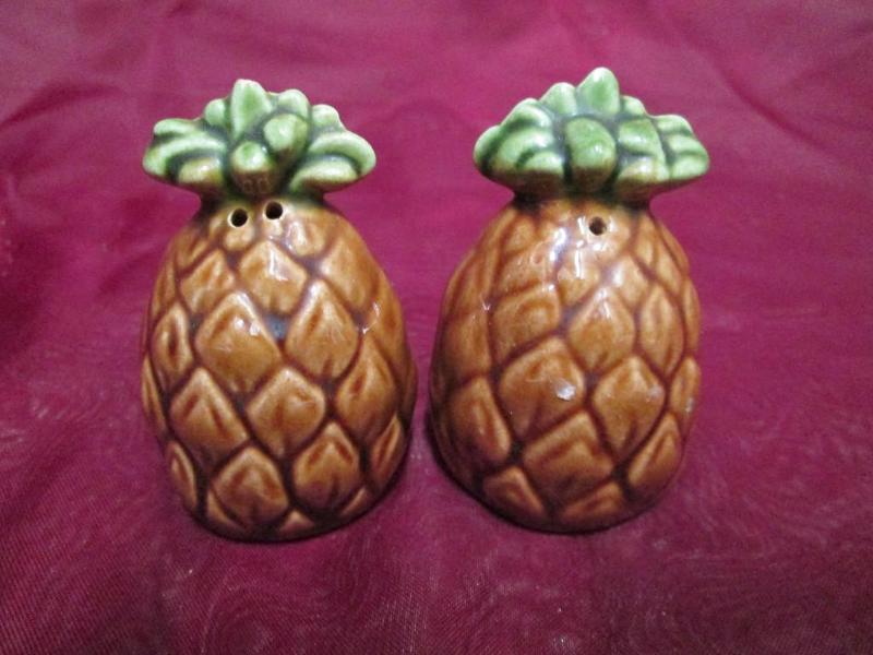 lot 55 image: Pineapple shaped salt and pepper sh...