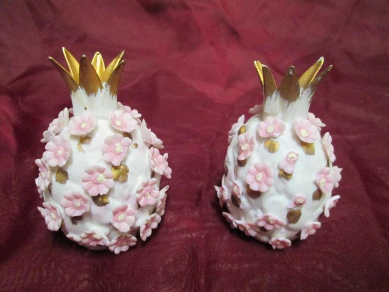 lot 58 image: Vintage pineapple shaped salt and p...