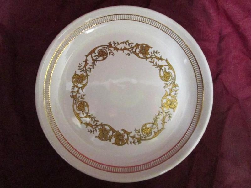 lot 69 image: Italian collector plate featuring g...
