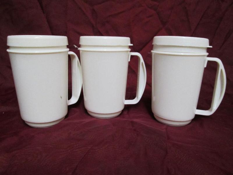 lot 8 image: Lot of 3 new insulated mugs with co...