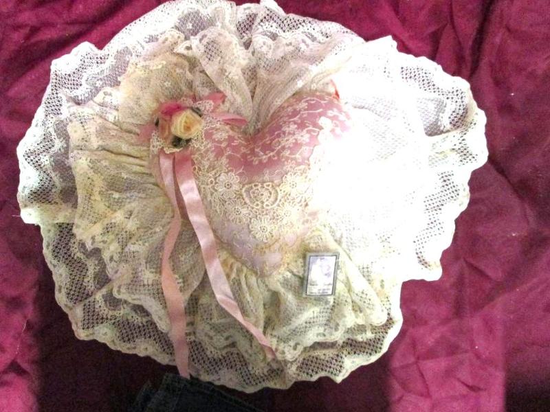lot 92 image: Very nice throw pillow from Victori...