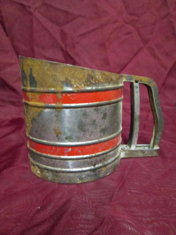 lot 98 image: Vintage flour sifter in good condit...