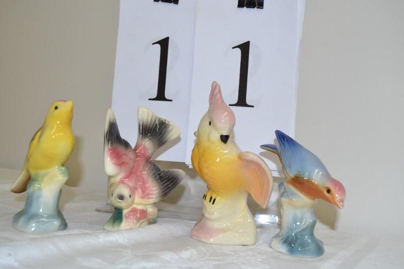 lot 11 image: Vintage ceramic birds