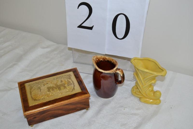 lot 20 image: Vintage musical jewelry box & ceramics