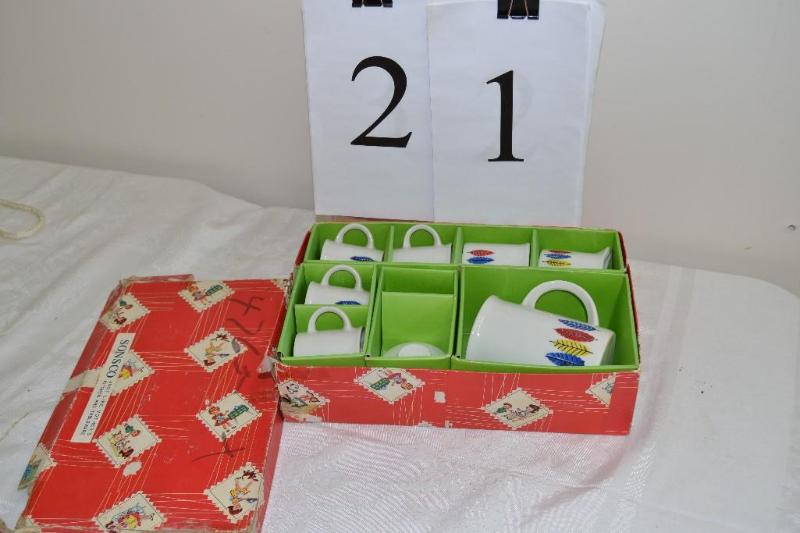 lot 21 image: Vintage childs tea set