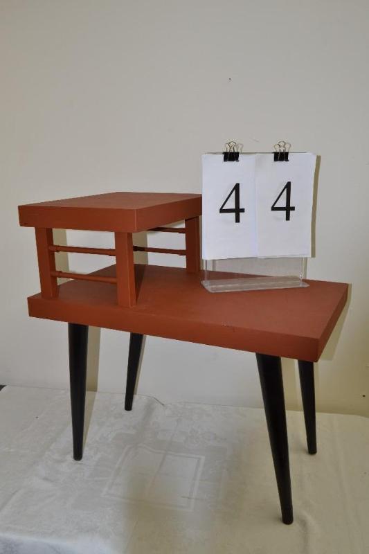lot 44 image: End table