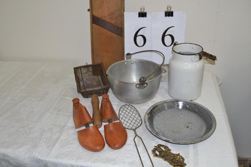 lot 66 image: Vintage kitchen ware & misc