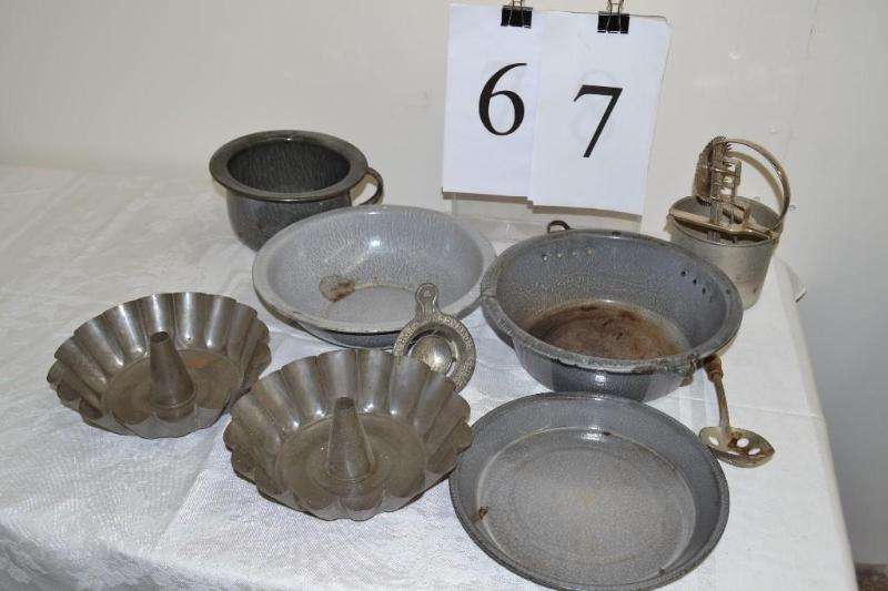 lot 67 image: Vintage enamalware & kitchen items