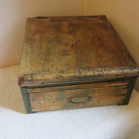 lot 101 image: Vintage Lectern