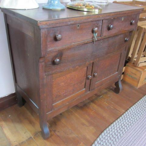lot 102 image: Oak Buffet