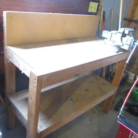 lot 13 image: Workbench, Vise