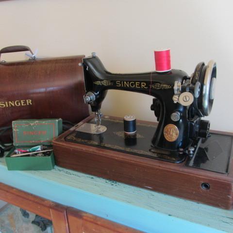 lot 130 image: Singer Sew Machine
