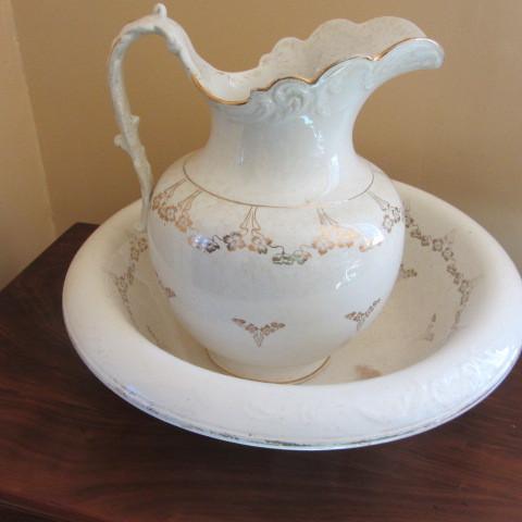 lot 132 image: Water Pitcher and Bowl