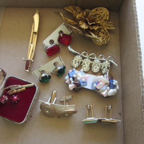 lot 139 image: Costume Jewelry