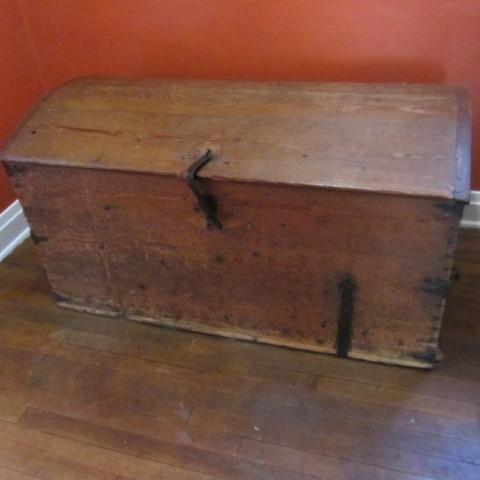 lot 154 image: Immigrant Trunk