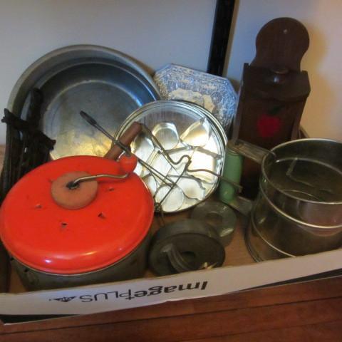 lot 163 image: Kitchen Collectibles